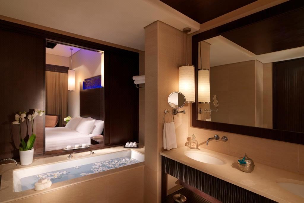 Hotel bathroom with bathtub
